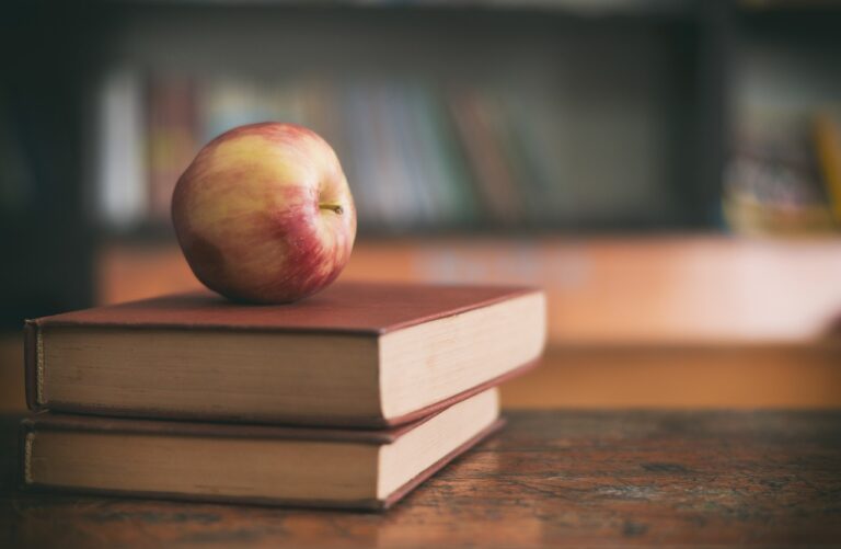 apple, gift, teacher-4958609.jpg